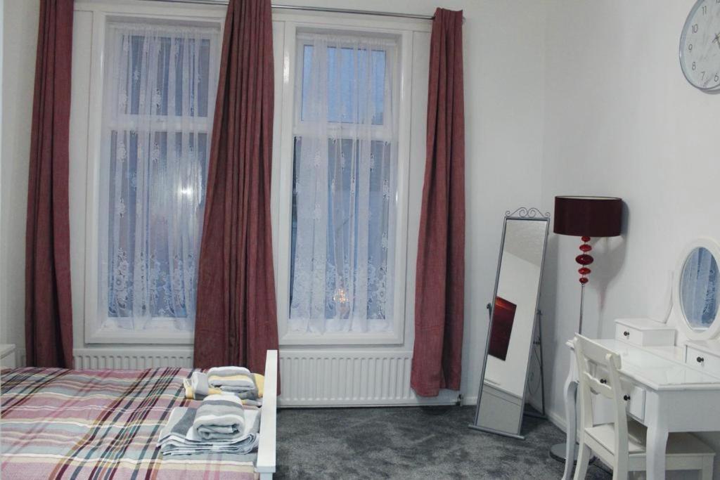 2 Bed 1St Floor Apartment-Own Entrance & Parking Portsmouth Buitenkant foto